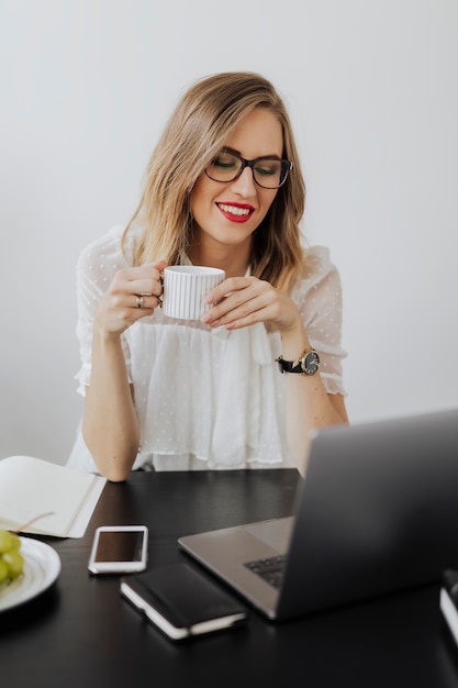 Blogger rubia leyendo comentarios en su publicación