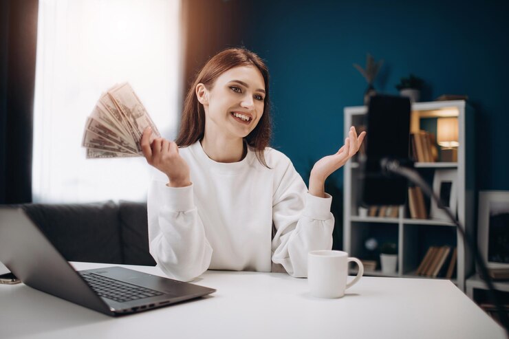 Blogger sonriente grabando un video sobre cómo ganar dinero en línea