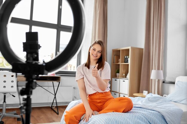 Bloggerin mit Ringlicht zeigt Daumen nach oben