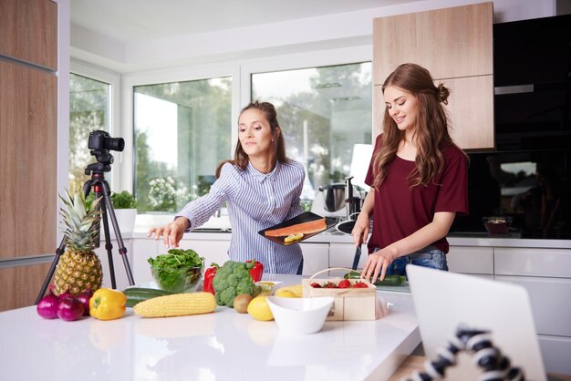 Bloggers cocinando en una cocina moderna