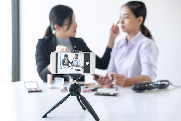 Foto bloggers siendo filmados en teléfonos móviles en la mesa