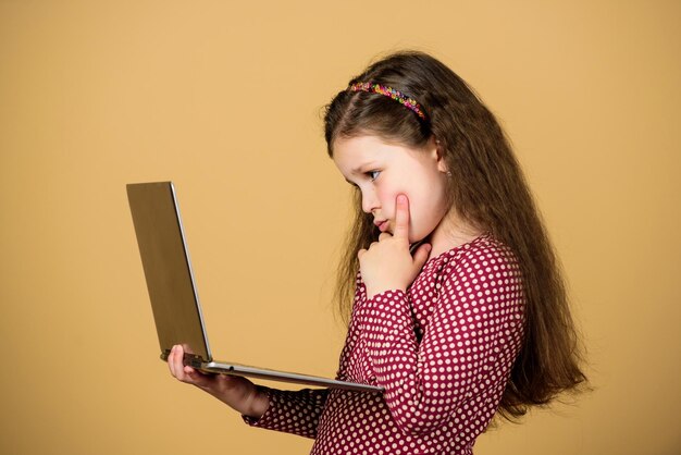 Blogging-Konzept Mädchen mit Laptop-Computer Kleines Kind mit pc Digitaltechnik Leben online Surfen im Internet Eigenes Blog entwickeln Persönliches Blog Soziale Netzwerke und Blog Informationsquelle