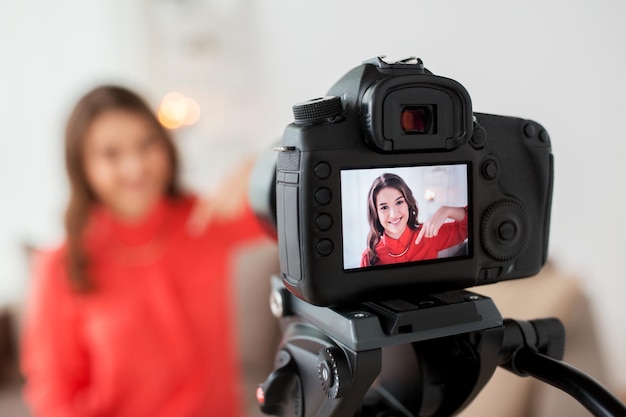 blogging, tecnologia, videoblog, meios de comunicação de massa e conceito de pessoas - mulher sorridente feliz ou blogueiro com câmera gravando vídeo em casa