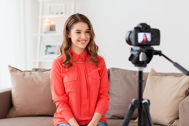 blogging, tecnologia, videoblog, mídia de massa e conceito de pessoas - mulher sorridente feliz ou blogueiro com câmera gravando vídeo em casa