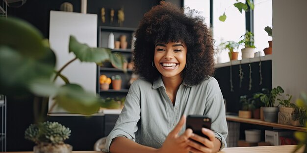 Blogueira alegre gravando vídeo em smartphone