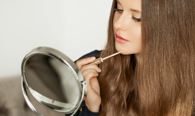 Blogueira de beleza aplicando maquiagem, retrato de uma linda modelo mulher