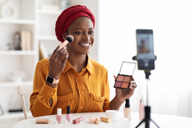 Blogueira de beleza muito negra gravando vídeo