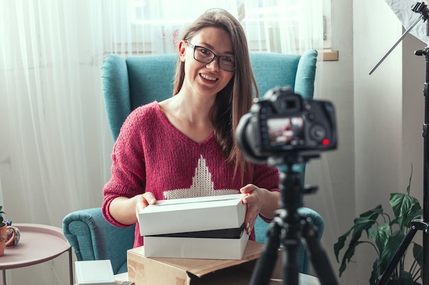 Blogueira de tela de câmera fechada faz vídeo de descompactação de gadgets em casa