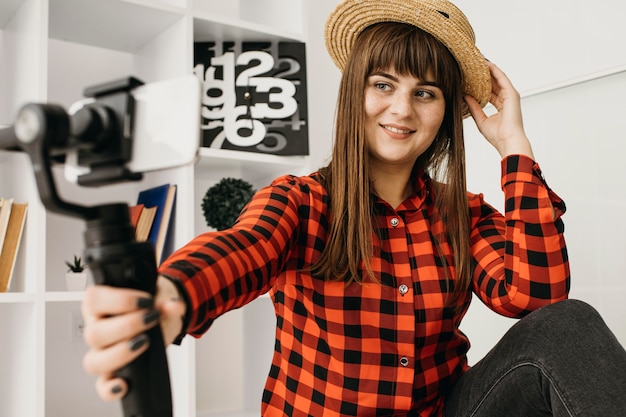 Foto blogueira feminina fazendo streaming com smartphone em casa