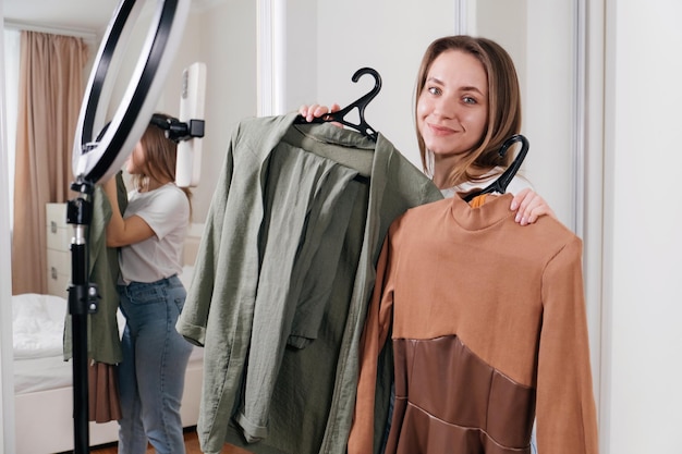 Foto blogueira feminina gravando vídeo de vlog em roupas de smartphone