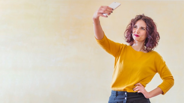 Blogueira morena tomando uma selfie