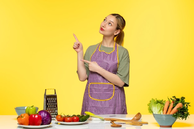 Blogueiro de comida adorável chef saudável gravando vídeo para mídia social sonhando com o que fazer