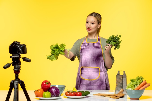 Blogueiro de comida adorável chef saudável gravando vídeo para mídias sociais dando uma salsa