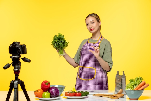 Blogueiro de comida jovem cozinheiro de fitness gravando vídeo para mídias sociais começando a cozinhar