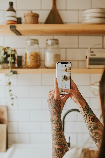 Blogueiro de estilo de vida tirando uma foto da decoração de uma cozinha
