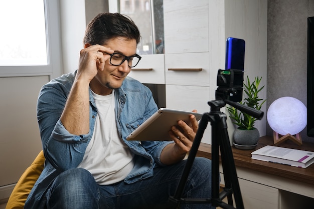 Blogueiro de meia-idade transmitindo vídeo ao vivo em casa