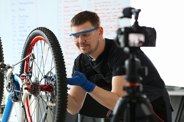Blogueiro mestre faz manutenção em vídeo de reparos e atualizações de bicicletas