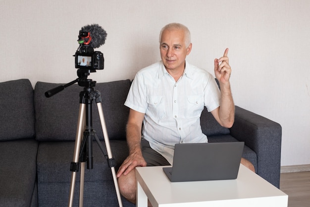 Blogueiro sênior gravando vídeo em casa