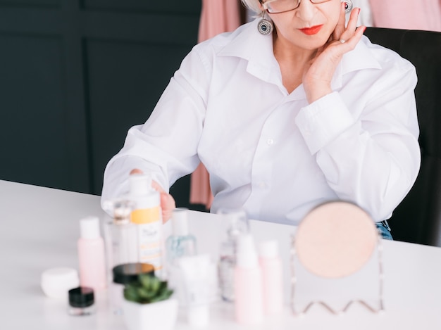 bloguera de belleza senior. mujer de edad haciendo revisión de video