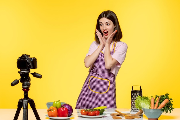 Foto bloguera de comida linda cocinera fitness grabando video para redes sociales emocionada sonriendo