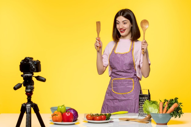 Bloguera de comida linda cocinera fitness grabando video para redes sociales