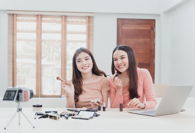 Blogueras de belleza, dos hermosas mujeres asiáticas están tratando de entender y vender cosméticos.