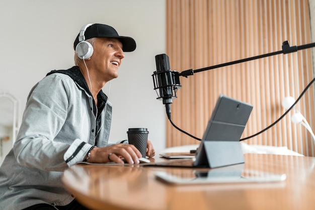 El bloguero trabaja en un estudio de radio El locutor de radio transmite las noticias y habla por el micrófono