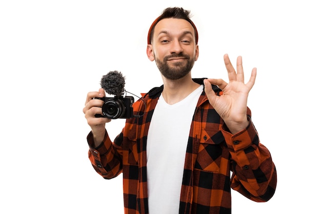 El bloguero videógrafo lidera la transmisión y muestra con un gesto ok