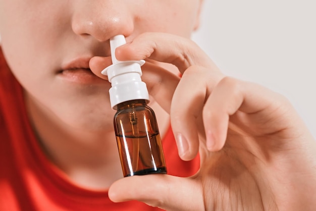 Blond Boy gotea gotas nasales de secreción nasal Tratamiento de resfriados y rinitis alérgica Enfoque selectivo