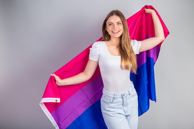 Blonde Brasilianerin mit bisexueller LGBT-Flagge