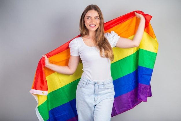 Blonde Brasilianerin mit LGBT-Flagge