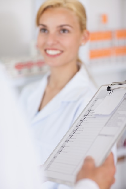 Blonde farmacêutico sorrindo para alguém