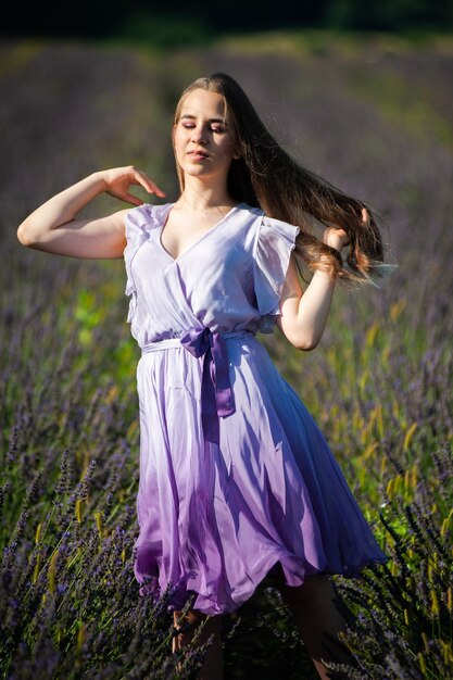 Foto blonde frau auf dem gartenfeld im sommer