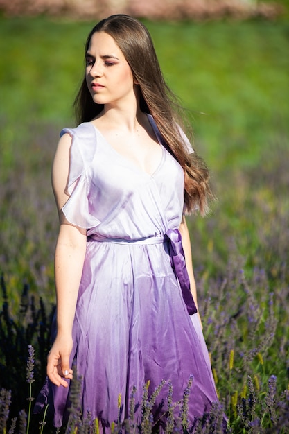 Blonde Frau auf dem Gartenfeld im Sommer