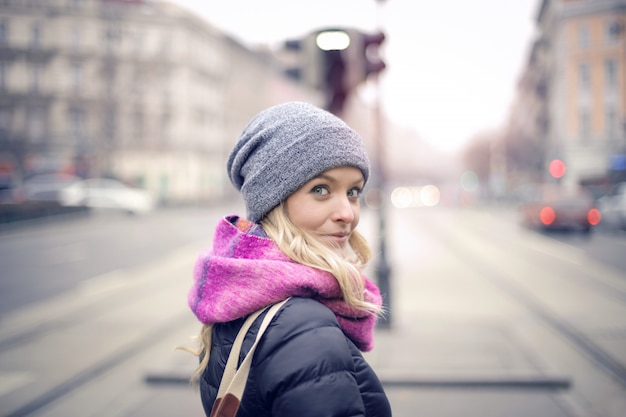 Blonde Frau auf der Straße