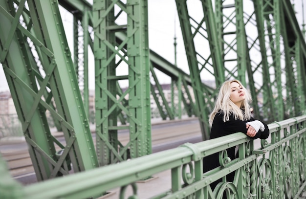 Blonde Frau auf einer Brücke