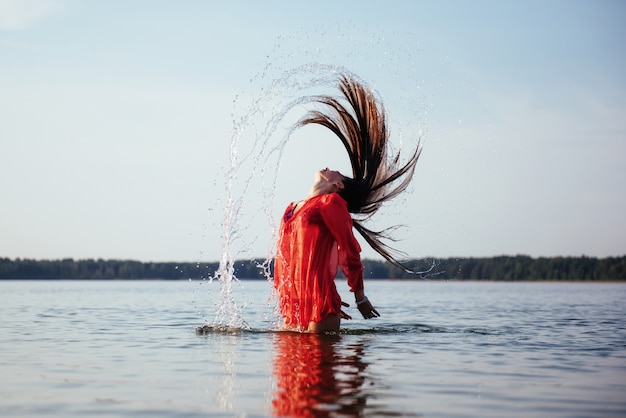 Blonde Frau auf Wasserhintergrund