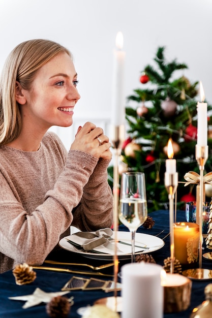 Blonde Frau bei einem romantischen Weihnachtsessen