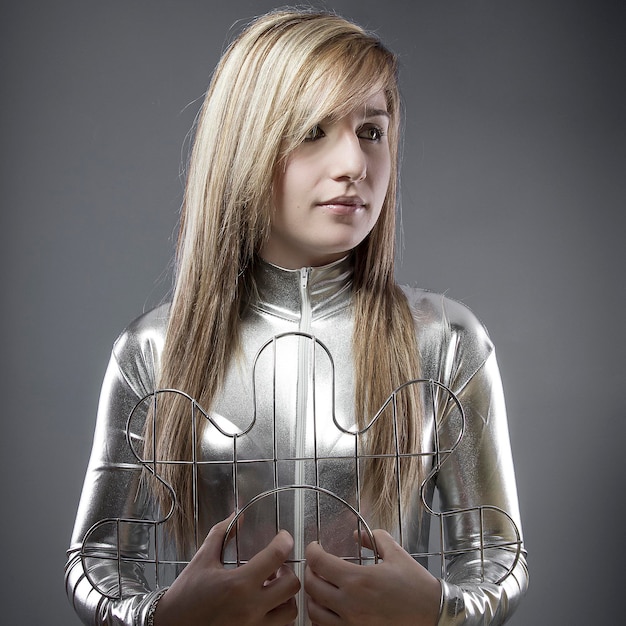 Foto blonde frau der zukunft mit versilbertem anzug, konzept neue technologien und anpassung des menschen