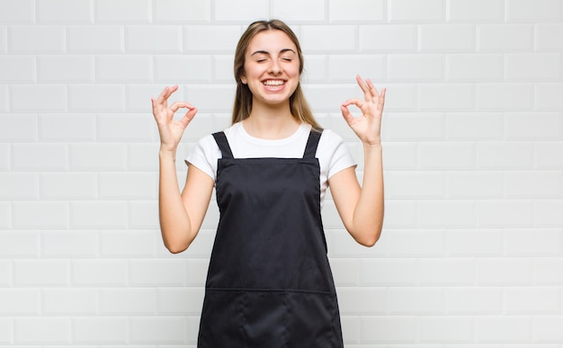 Blonde Frau, die konzentriert und meditierend schaut