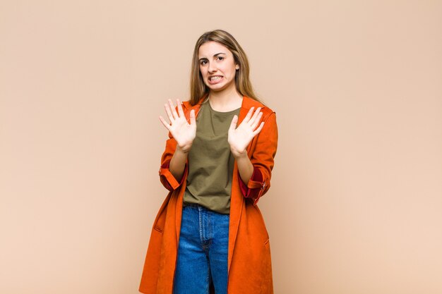 Blonde Frau, die nervös, ängstlich und besorgt aussieht und nicht meine Schuld sagt oder ich es nicht getan habe