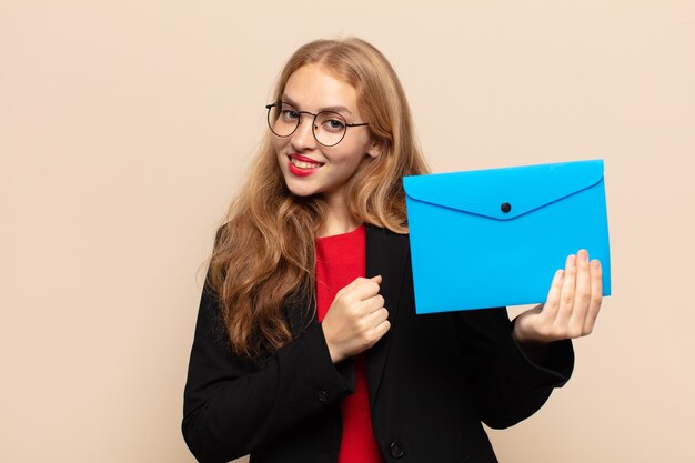 Blonde Frau fühlt sich glücklich, positiv und erfolgreich, motiviert, wenn sie sich einer Herausforderung stellt oder gute Ergebnisse feiert