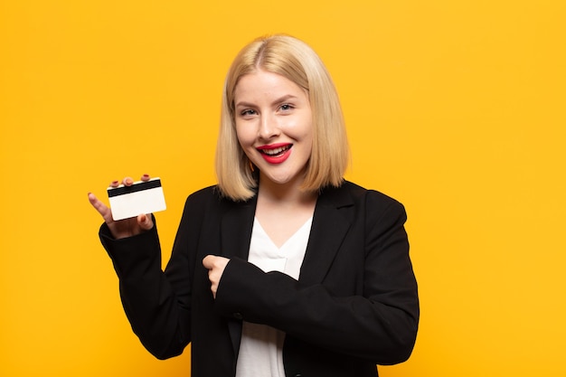 Blonde Frau fühlt sich glücklich, positiv und erfolgreich, motiviert, wenn sie sich einer Herausforderung stellt oder gute Ergebnisse feiert