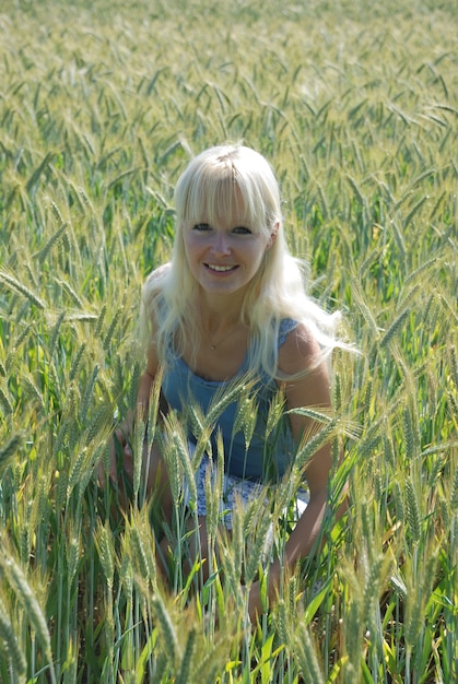 Blonde Frau im Feld