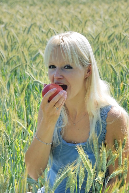 Blonde Frau im Feld