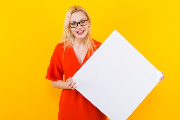 Blonde Frau im Kleid mit unbelegtem Schild