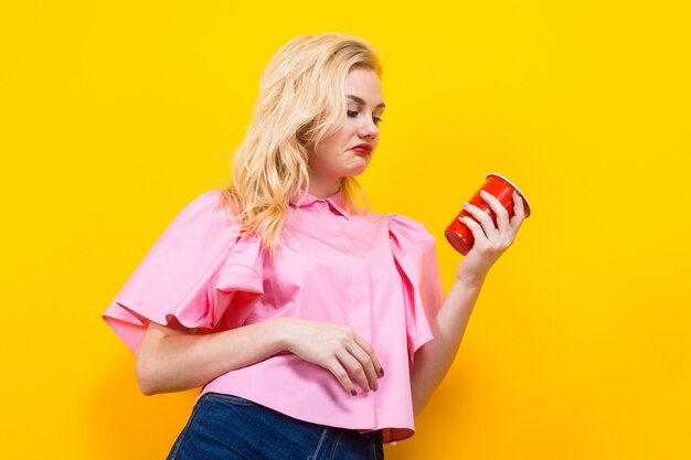 Blonde Frau in der rosafarbenen Bluse mit roter Schale