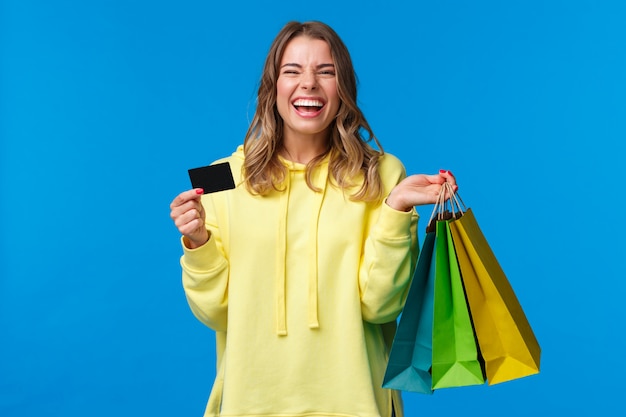 Blonde Frau in einem gelben Sweatshirt