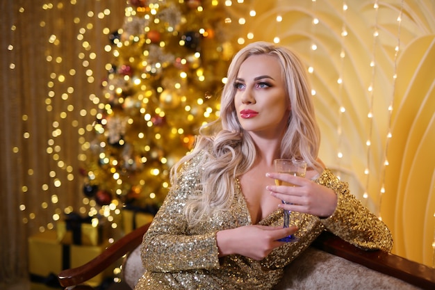 blonde Frau in einem goldenen Weihnachtsset