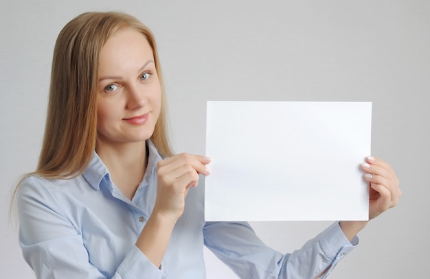 Blonde Frau mit Blatt Papier